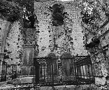 Baie axiale du chœur de la collégiale et tombes installées dans le chœur