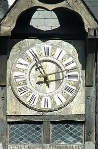 Photographie en couleurs d'une horloge sur le toit d'un beffroi.