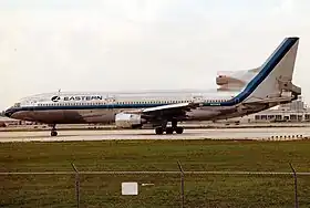 N334EA, l'appareil impliqué, ici à l'aéroport international de Miami en mai 1990, sept ans après l'incident.