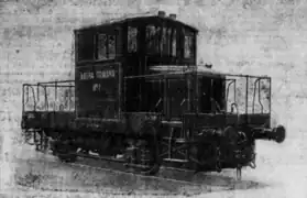 Vue de trois quart avant d'un locotracteur siglé Astra Română