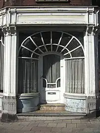 Place du Chenois. Maison du début du XXe siècle ayant conservé une belle devanture et une façade de style Art nouveau.