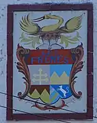 Détail du blason sur la façade.