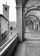 Loggiato san Francesco et Place de la Commune