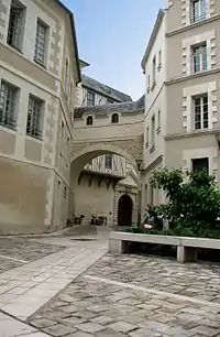 Galerie de liaison entre le Logis Barrault et l'église prieurale.