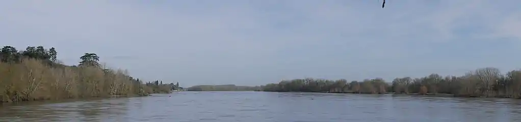 Panoramique de la Loire, à la pointe amont de l'île; au fond, l'embouchure de la Maine; sur la gauche, la pierre Bécherelle, à Savennières.