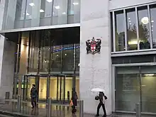 entrée d'un bâtiment gris