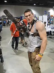 Homme avec une tronçonneuse.