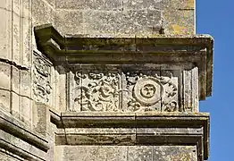 Détail de la frise extérieure de l'église.