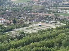 Le carreau de fosse et les cités vus depuis le terril no 74A.