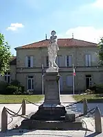 Le monument aux morts devant la mairie (août 2010).