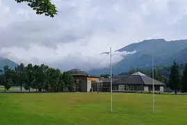 Le complexe thermoludique et le terrain de rugby.