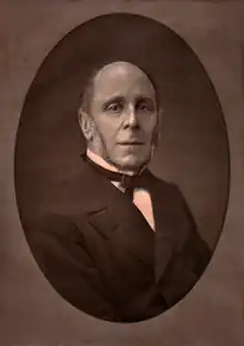 Portrait en médaillon d'un homme âgé.