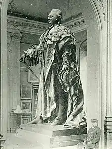 Statue colossale de Louis XVI au musée des Beaux-Arts de Bordeaux avant 1942 (noter le gardien assis à droite pour juger de la grandeur de l’œuvre)