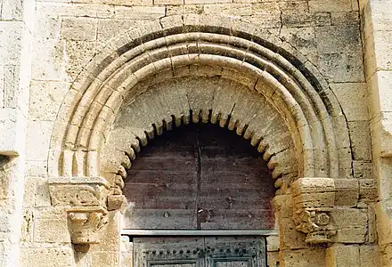 Arc de la chapelle Saint-Hippolyte de Loupian.