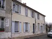 Maison de Renoir au hameau de Voisins (place Dreux).
