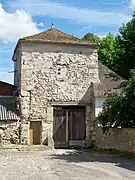 Le colombier-porche de la ferme 35 rue de Paris, rue du Milton.