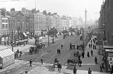 Photographie en noir et blanc de Sackville Street et la colonne de Nelson dans les années 1900.