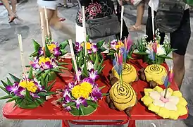 Des krathong ornés de feuilles de bananier en vente à Koh Samui, à l'occasion de Loi Krathong.
