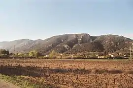 Le Petit Luberon au niveau de Robion vu depuis le nord-ouest.
