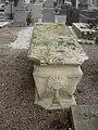 Une tombe pseudo-sarcophage du XIXe siècle, avec ostensoir.
