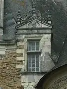 Lucarne ornée d'un buste de femme.