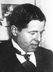 Portrait noir et blanc d'un homme regardant vers le bas.