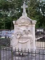 Le monument aux morts dans le cimetière (oct. 2012).