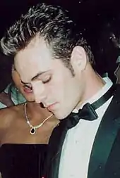 Luke Perry interprète Dylan Mckay.