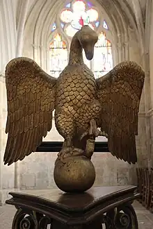 Vue de détail du lutrin XVIIIe siècle en forme d'aigle figuré les ailes déployées et installé sur un globe terrestre