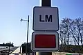 En haut, la signal LM indique le point à ne pas dépasser durant une manœuvre ; en bas, le rectangle rouge marque la fin de la ligne. Ce dernier signal est repris de la signalisation ferroviaire luxembourgeoise.