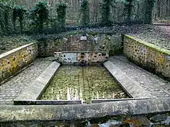 Le lavoir de Roquemont à l'ouest du bourg de Luzarches, près du château de Rocquemont. Il fut initialement couvert, mais les toits n'ont pas été remplacés lors de la rénovation.