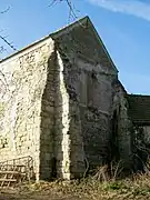 Le chevet de l'ancienne chapelle de Chaumontel, utilisée comme écurie depuis plusieurs centaines d'années. Sur la façade nord, une deuxième fenêtre en arc brisé reste visible.