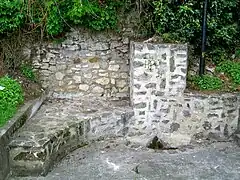 La fontaine de Rocquemont, qui ne dispense plus qu'un mince filet d'eau. Ce fut pourtant l'unique source d'eau potable dont pouvaient disposer les habitants durant tout le XIXe siècle.