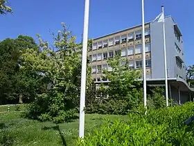 Un des bâtiments du lycée Grandmont de Tours.