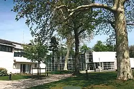 Lycée catholique de la maternelle au lycée, ensemble Le Bon Sauveur (intersection Chatou - Le Vésinet).