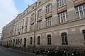 Lycée polyvalent aux nos 121-123.