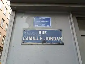 Voir la plaque.