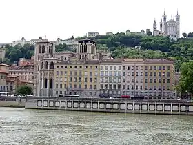La primatiale Saint-Jean et la Saône, dominées par la colline de Fourvière