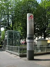 L'une des entrées de la station sur la place Jean-Macé.