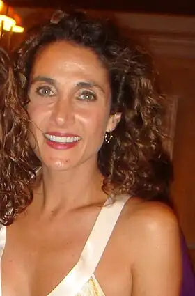 Melina Kanakaredes interprète le Dr Lane Hunter