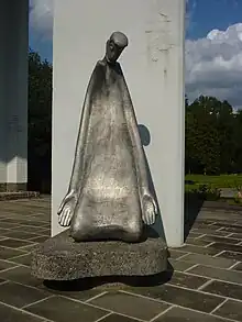 Statue de missionnaire en prière