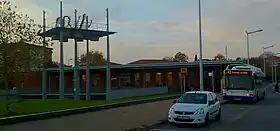 Bâtiment d'accès et œuvre de Jacques Vieille.