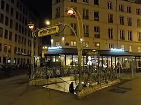 Entrée de la station le soir.