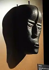 Masque Gouro-Bété. Bois, fer, H. 24 cm. Côte d'Ivoire. 1850-1930