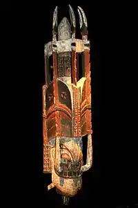 Masque malagan.  Bois, pigment, coquillages. H. 89 cm. Papouasie-Nouvelle-Guinée. Nouvelle-Irlande. 1900-1950