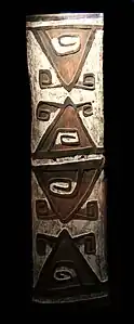 Bouclier. Bois, pigments, H. 140 cm. Star mountains, Papouasie-Nouvelle-Guinée. 1900-1950