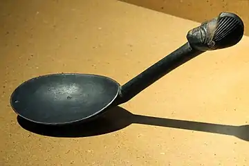 Cuiller. Baoulé. Bois. L. env. 15 cm. Côte d'Ivoire. 1850-1950
