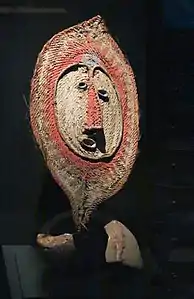 Monnaie de mariage, peuple Boiken. Bois, pigment, fibres, coquillages. H. 41,5 cm.  Papouasie-Nouvelle-Guinée. 1900-1950