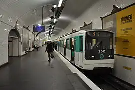 Une rame MF 67 à quai à la station Bonne Nouvelle.
