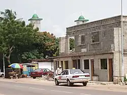Taxi devant une mosquée.
